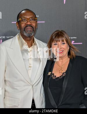 Londres, Royaume-Uni. 01 décembre 2023. Sir Lenny Henry et Lisa Makin arrivent pour « une audience avec Kylie Minogue » au Royal Albert Hall, Londres, Royaume-Uni. Crédit : LFP/Alamy Live News Banque D'Images