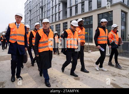 Paris, France. 1 décembre 2023. Le président du Comité International Olympique (CIO) Thomas Bach (avant, 2e L) visite le village olympique de Paris 2024 avec le président du comité d’organisation de Paris 2024 Tony Estanguet et des membres de la commission exécutive du CIO, à Paris, France, le 1 décembre 2023. Crédit : CIO/Greg Martin, distribution via Xinhua/Alamy Live News Banque D'Images