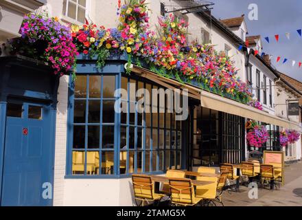 Restaurant coloré ornant des fleurs dans High Street of Marlow sur la Tamise dans le Buckinghamshire, Angleterre, Royaume-Uni Banque D'Images