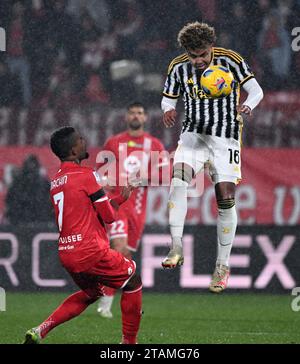 Monza, Italie. 1 décembre 2023. Weston Mckennie (R) du FC Juventus défie Jose Machin du Monza lors d'un match de soccer en Serie A entre Monza et le FC Juventus à Monza, Italie, le 1 décembre 2023. Crédit : Alberto Lingria/Xinhua/Alamy Live News Banque D'Images