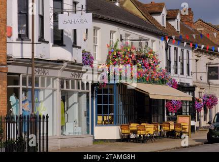 Restaurant coloré ornant des fleurs dans High Street of Marlow sur la Tamise dans le Buckinghamshire, Angleterre, Royaume-Uni Banque D'Images