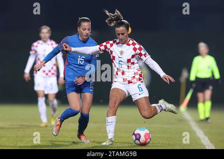 (231202) -- VELIKA GORICA, 2 déc. 2023 (Xinhua) -- Tea Krznaric (R), de Croatie, rivalise avec Tamara Moravkova, de Slovaquie, lors du match du Groupe 2 de la Ligue des nations féminines de l'UEFA entre la Croatie et la Slovaquie à Velika Gorica, Croatie, le 1 décembre 2023. (Goran Stanzl/PIXSELL via Xinhua) Banque D'Images