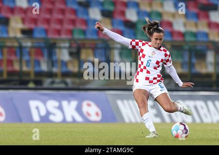 (231202) -- VELIKA GORICA, 2 déc. 2023 (Xinhua) -- Tea Krznaric, de Croatie, passe le ballon lors du match du Groupe 2 de la Ligue des nations féminines de l'UEFA entre la Croatie et la Slovaquie à Velika Gorica, Croatie, le 1 décembre 2023. (Goran Stanzl/PIXSELL via Xinhua) Banque D'Images