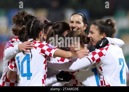 (231202) -- VELIKA GORICA, 2 déc. 2023 (Xinhua) -- les joueuses croates célèbrent le match du Groupe 2 de la Ligue des nations féminines de l'UEFA entre la Croatie et la Slovaquie à Velika Gorica, Croatie, le 1 décembre 2023. (Goran Stanzl/PIXSELL via Xinhua) Banque D'Images