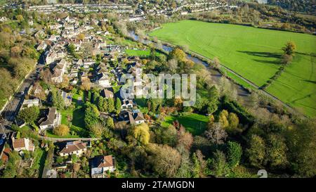 Vue aérienne Drone du village de Batheaston, à 2 miles à l'est de la ville de Bath. (28-11-2022) Banque D'Images