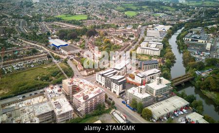 Vue drone montrant tous les développements en cours le long de la Lower Bristol Road, Bath UK. (11-10-2023) Banque D'Images