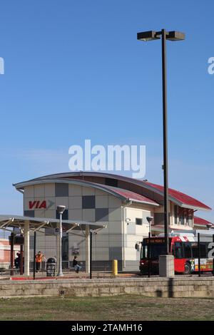 San Antonio, États-Unis. 01 décembre 2023. Vue extérieure et signalisation du VIA Metropolitan Transit North Star Center à San Antonio, Texas, États-Unis, le 1 décembre 2023. Le service de bus VIA Metropolitan Transit offrait des trajets gratuits toute la journée pour célébrer le Rosa Park Day. Le 1 décembre 1955, Parks est arrêtée à Montgomery, en Alabama, pour avoir refusé de céder son siège à un passager blanc. Aujourd'hui, elle est connue comme "la première dame des droits civiques" et "la mère du mouvement pour la liberté". (Photo de Carlos Kosienski/Sipa USA) crédit : SIPA USA/Alamy Live News Banque D'Images