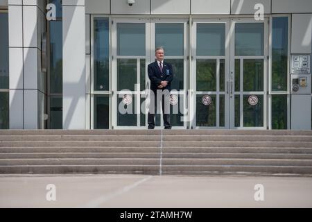 Un agent de la sécurité de la Cour de sécurité de Walden se tient devant la cour principale à Central Islip. George Santos, représentant de la Chambre des représentants pour le 3e district du Congrès de New York, comparaît devant la cour fédérale à Central Islip, long Island après avoir plaidé non coupable à 13 accusations fédérales pour avoir induit en erreur les donateurs et dénaturé ses finances auprès du public et des agences gouvernementales. Banque D'Images