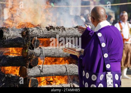 Kagawa, Japon - 23 novembre 2023 : feux de joie sacrés pendant le japonais, appelés Gomataki. Feu de joie religieux dans le parc Zentuji, Kagawa. Banque D'Images