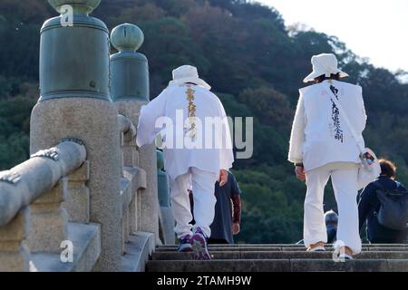 Zentsuji, Kagawa, Japon - 23 novembre 2023 : pèlerins Ohenro sur le terrain du temple Zentsuji, temple numéro 75 du pèlerinage Shikoku Banque D'Images