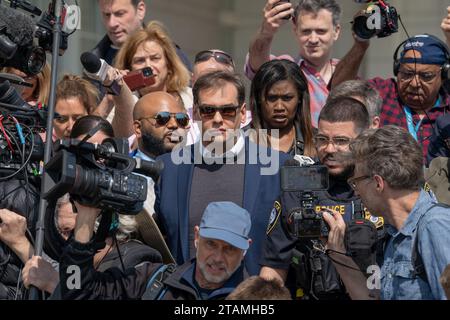 Central Islip, États-Unis. 10 mai 2023. Les médias se rassemblent autour de George Santos, représentant de la Chambre des représentants pour le 3e district du Congrès de New York, alors qu'il quitte la Cour fédérale à Central Islip. George Santos, représentant de la Chambre des représentants pour le 3e district du Congrès de New York, comparaît devant la cour fédérale à Central Islip, long Island après avoir plaidé non coupable à 13 accusations fédérales pour avoir induit en erreur les donateurs et dénaturé ses finances auprès du public et des agences gouvernementales. (Photo de Derek French/SOPA Images/Sipa USA) crédit : SIPA USA/Alamy Live News Banque D'Images