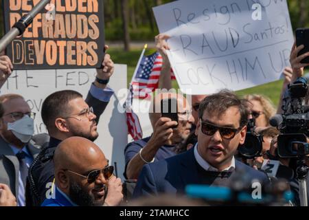 Central Islip, États-Unis. 10 mai 2023. George Santos, représentant de la Chambre des représentants pour le 3e district du Congrès de New York, s'adresse à la presse devant la Cour fédérale. George Santos, représentant de la Chambre des représentants pour le 3e district du Congrès de New York, comparaît devant la cour fédérale à Central Islip, long Island après avoir plaidé non coupable à 13 accusations fédérales pour avoir induit en erreur les donateurs et dénaturé ses finances auprès du public et des agences gouvernementales. (Photo de Derek French/SOPA Images/Sipa USA) crédit : SIPA USA/Alamy Live News Banque D'Images