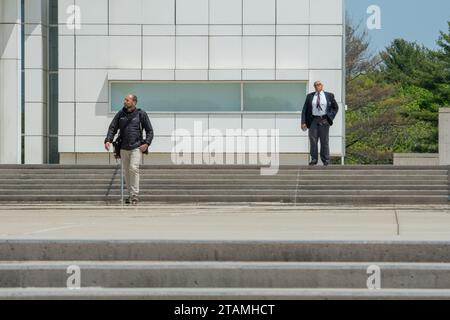 Central Islip, États-Unis. 10 mai 2023. Un agent de sécurité de la Cour de sécurité de Walden regarde un photographe devant l'entrée principale de la cour. George Santos, représentant de la Chambre des représentants pour le 3e district du Congrès de New York, comparaît devant la cour fédérale à Central Islip, long Island après avoir plaidé non coupable à 13 accusations fédérales pour avoir induit en erreur les donateurs et dénaturé ses finances auprès du public et des agences gouvernementales. (Photo de Derek French/SOPA Images/Sipa USA) crédit : SIPA USA/Alamy Live News Banque D'Images