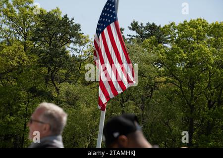 Central Islip, NY, États-Unis. 10 mai 2023. Le drapeau américain flotte dans le vent à la cour fédérale à Central Islip, long Island. George Santos, représentant de la Chambre des représentants pour le 3e district du Congrès de New York, comparaît devant la cour fédérale à Central Islip, long Island après avoir plaidé non coupable à 13 accusations fédérales pour avoir induit en erreur les donateurs et dénaturé ses finances auprès du public et des agences gouvernementales. (Image de crédit : © Derek French/SOPA Images via ZUMA Press Wire) USAGE ÉDITORIAL SEULEMENT! Non destiné à UN USAGE commercial ! Banque D'Images