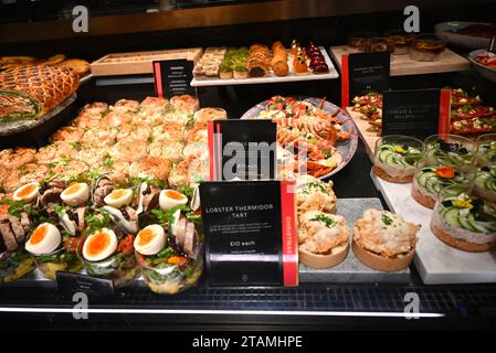 Londres commence à ressembler à Noël avec les visiteurs qui font du shopping pour les fêtes saisonnières et qui apprécient les tresses et les ornements exposés tout autour du centre-ville... Banque D'Images