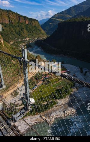 Le plus long pont suspendu au monde traverse la gorge de la rivière Kali Gandaki - Mustang District, Népal Banque D'Images