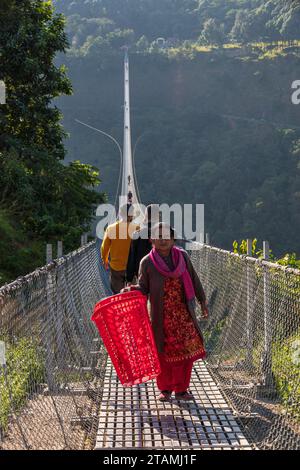 Le plus long pont suspendu au monde traverse la gorge de la rivière Kali Gandaki - Mustang District, Népal Banque D'Images