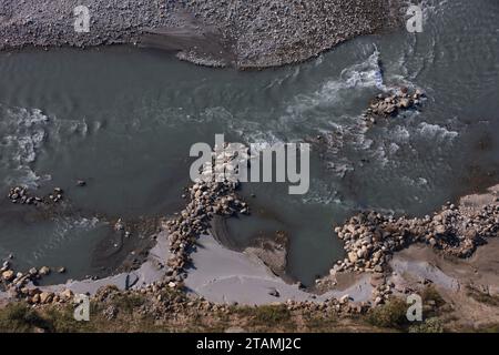 Vue depuis le plus long pont suspendu au monde traversant la gorge de la rivière Kali Gandaki - Mustang District, Népal Banque D'Images