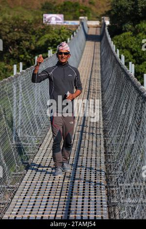 Le plus long pont suspendu au monde traverse la gorge de la rivière Kali Gandaki - Mustang District, Népal Banque D'Images