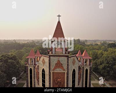 Raiganj West Bengal India 11.05.2023 vue aérienne extérieure de St. Joseph Cathedral Church situé en Asie par un drone Banque D'Images