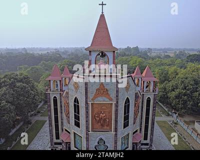 Raiganj West Bengal India 11.05.2023 vue aérienne extérieure de St. Joseph Cathedral Church situé en Asie par un drone Banque D'Images