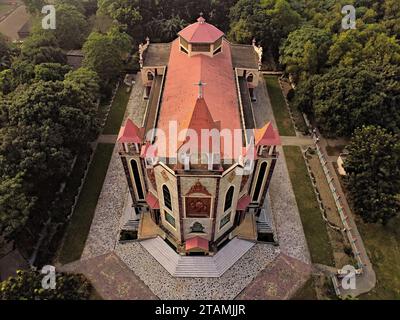 Raiganj West Bengal India 11.05.2023 vue aérienne extérieure de St. Joseph Cathedral Church situé en Asie par un drone Banque D'Images