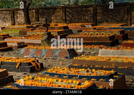 11.05.2023. Raiganj Bengale occidental Inde photo d'un crématorium communautaire chrétien décoré de fleurs en Inde Banque D'Images
