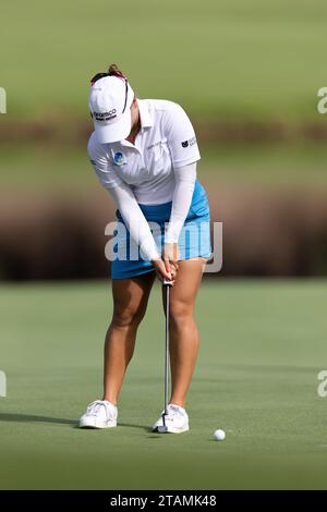 Sydney, Australie, 30 novembre 2023. Stephanie Kyriacou putts lors de la ronde 1 de l'Open de golf australien au Lakes Golf Club le 30 novembre 2023 à Sydney, en Australie. Crédit : Damian Briggs/Speed Media/Alamy Live News Banque D'Images