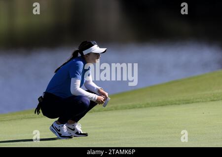 Sydney, Australie, 30 novembre 2023. Gabriela Ruffels aligne son putt lors de la ronde 1 de l'Open de golf australien au Lakes Golf Club le 30 novembre 2023 à Sydney, en Australie. Crédit : Damian Briggs/Speed Media/Alamy Live News Banque D'Images