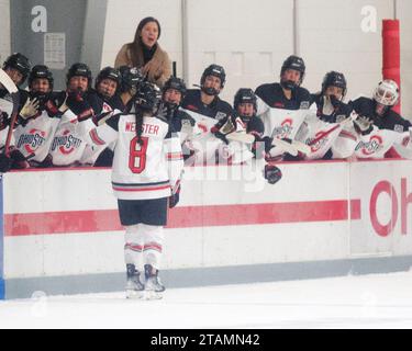 1 décembre 2023 : l'attaquant des Buckeyes de l'Ohio State Makenna Webster (8) célèbre son but contre les St. Cloud State Huskies avec ses coéquipiers dans leur match à Columbus, Ohio. Brent Clark/Cal Sport Media Banque D'Images