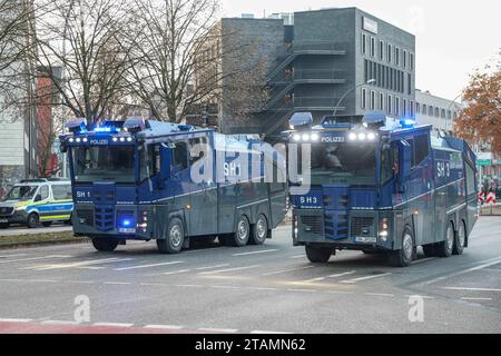 Hambourg, Deutschland. 01 décembre 2023. 2. Bundesliga - FC St. Pauli - Hamburger SV am 01.12.2023 im Millerntor-Stadion in Hamburg Wasserwerfer beziehen Stellung Foto : osnapix les règlements DFL interdisent toute utilisation de photographies comme séquences d'images et/ou quasi-vidéo crédit : dpa/Alamy Live News Banque D'Images