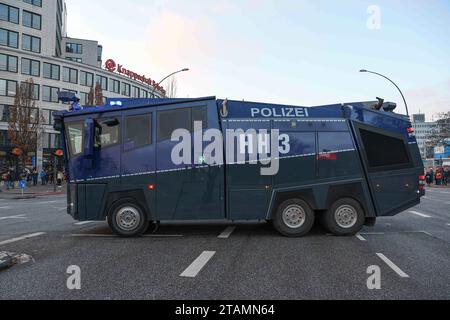 Hambourg, Deutschland. 01 décembre 2023. 2. Bundesliga - FC St. Pauli - Hamburger SV am 01.12.2023 im Millerntor-Stadion in Hamburg Wasserwerfer Foto : osnapix la réglementation DFL interdit toute utilisation de photographies comme séquences d'images et/ou quasi-vidéo crédit : dpa/Alamy Live News Banque D'Images