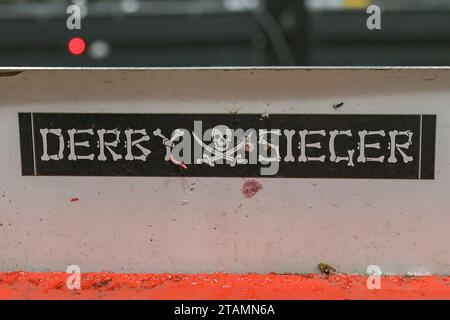 Hambourg, Deutschland. 01 décembre 2023. 2. Bundesliga - FC St. Pauli - Hamburger SV am 01.12.2023 im Millerntor-Stadion in Hamburg Derbysieger Aufkleber Foto : osnapix les règlements DFL interdisent toute utilisation de photographies comme séquences d'images et/ou quasi-vidéo crédit : dpa/Alamy Live News Banque D'Images