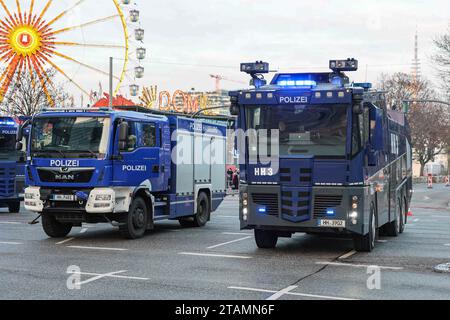 Hambourg, Deutschland. 01 décembre 2023. 2. Bundesliga - FC St. Pauli - Hamburger SV am 01.12.2023 im Millerntor-Stadion in Hamburg Wasserwerfer beziehen Stellung Foto : osnapix les règlements DFL interdisent toute utilisation de photographies comme séquences d'images et/ou quasi-vidéo crédit : dpa/Alamy Live News Banque D'Images