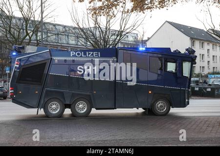 Hambourg, Deutschland. 01 décembre 2023. 2. Bundesliga - FC St. Pauli - Hamburger SV am 01.12.2023 im Millerntor-Stadion in Hamburg Wasserwerfer Foto : osnapix la réglementation DFL interdit toute utilisation de photographies comme séquences d'images et/ou quasi-vidéo crédit : dpa/Alamy Live News Banque D'Images