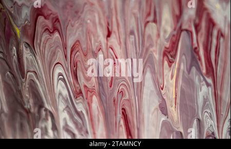 Peinture marbrée en acrylique Studio Pink Red Swirl Mix Banque D'Images