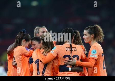 Londres, Royaume-Uni. 01 décembre 2023. Londres, Angleterre, 1 décembre 2023 : les joueurs néerlandais célèbrent après que Lineth Beerensteyn (7 pays-Bas) ait marqué un but lors du match de la Ligue des Nations féminines de l'UEFA entre l'Angleterre et les pays-Bas au stade de Wembley à Londres, Angleterre (Alexander Canillas/SPP) crédit : SPP Sport Press photo. /Alamy Live News Banque D'Images