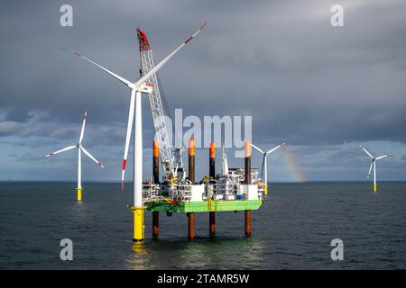 Allemagne. 16 novembre 2023. Le navire d'installation d'éoliennes offshore 'Thor' dans le parc éolien de Riffgat, à environ 15 kilomètres au nord de l'île de Borkum. Windpark Riffgat a été le tout premier parc éolien allemand commercial en mer du Nord. (À dpa: "L'énergie éolienne en mer - du travail pionnier à l'industrie en plein essor?") Crédit : Sina Schuldt/dpa/Alamy Live News Banque D'Images