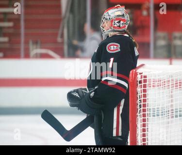 1 décembre 2023 : St. Le gardien des Huskies de Cloud State Sanni Ahola (1) lors de la première période contre les Buckeyes de l'Ohio State lors de leur match à Columbus, Ohio. Brent Clark/Cal Sport Media Banque D'Images