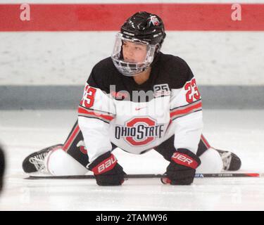 1 décembre 2023 : le défenseur des Buckeyes de l'Ohio State Cayla Barnes (23) se réchauffe avant de jouer au St. Cloud State Huskies dans leur match à Columbus, Ohio. Brent Clark/Cal Sport Media Banque D'Images