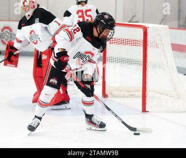 1 décembre 2023 : l'attaquant des Ohio State Buckeyes Jennifer Gardiner (12) s'occupe de la rondelle avant de jouer à la St. Cloud State Huskies dans leur match à Columbus, Ohio. Brent Clark/Cal Sport Media Banque D'Images