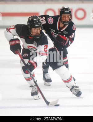 1 décembre 2023 : l'attaquant Kiara Zanon (21) des Buckeyes de l'Ohio State porte la rondelle contre les St. Cloud State Huskies dans leur match à Columbus, Ohio. Brent Clark/Cal Sport Media Banque D'Images