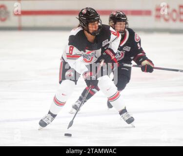 1 décembre 2023 : l'attaquant des Buckeyes de l'Ohio State Makenna Webster (8) porte la rondelle contre les St. Cloud State Huskies dans leur match à Columbus, Ohio. Brent Clark/Cal Sport Media Banque D'Images