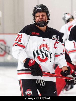 1 décembre 2023 : l'attaquant Jennifer Gardiner (12) de l'Ohio State Buckeyes pendant les échauffements avant de jouer la St. Cloud State Huskies dans leur match à Columbus, Ohio. Brent Clark/Cal Sport Media Banque D'Images