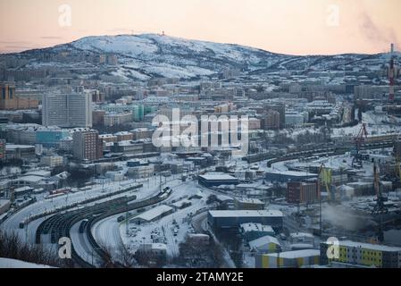 MOURMANSK, RUSSIE - 21 FÉVRIER 2019 : ville polaire au crépuscule de février Banque D'Images