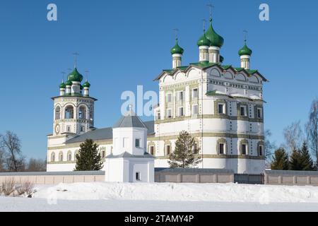 Église de St. Jean l'évangéliste avec un réfectoire et un clocher (1698) dans le monastère Nikolo-Vyazhishchi par une journée ensoleillée de mars. Vyazhishchi. Novgor Banque D'Images