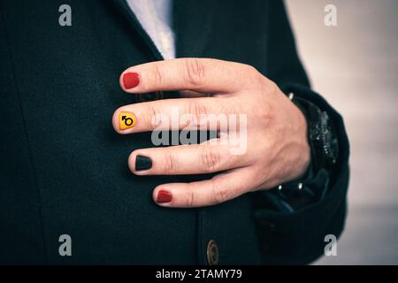 Un homme aux ongles peints. Conception de clous masculins. manucure pour hommes. un jeune homme d'affaires moderne aux ongles peints. Banque D'Images