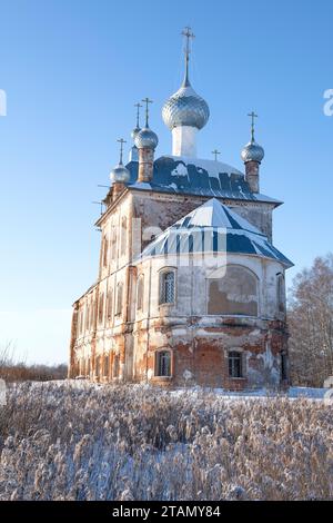 Vue de l'ancienne église de la Trinité par un jour de janvier glacial. Le village d'Arkhangelskoye. Région de Yaroslavl, Russie Banque D'Images