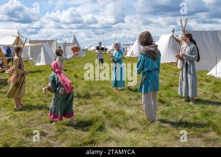 RÉGION DE TVER, RUSSIE - 21 JUILLET 2023 : des enfants en costumes anciens jouent dans le camp historique du festival 'Epic Coast-2023' Banque D'Images