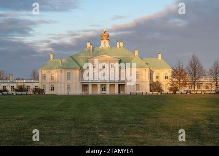 L'ancien Grand Palais Menchikov un soir de novembre. Palais et parc complexe Oranienbaum. Quartiers de St. Petersburg, Russie Banque D'Images